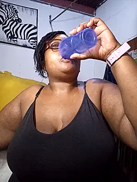 Snapshot of YELLOW_BONE chatting on February 10, 2026, 8:35 pm YELLOW BONE online show from February 10, 2026, 8:35 pm