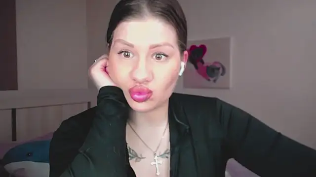 Snapshot of JuicyHelenX chatting on March 6, 2026, 12:18 am JuicyHelenX online show from March 6, 2026, 12:18 am
