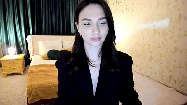 GracefulLook online show from October 4, 2025, 7:45 pm