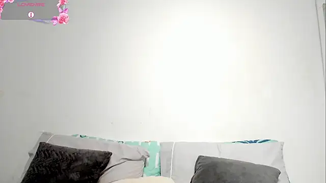 Snapshot of Estrella_Duran chatting on March 18, 2025, 10:48 pm Estrella Duran online show from March 18, 2025, 10:48 pm