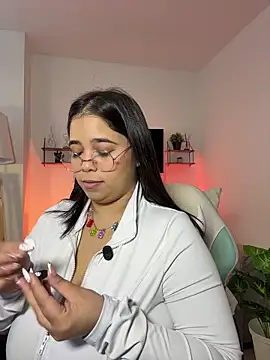 tati reyess online show from October 6, 2025, 1:19 pm