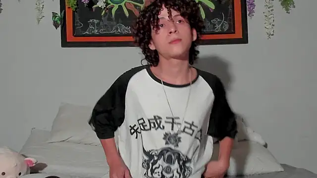 Snapshot of Cherry_boy_18 chatting on February 12, 2025, 1:09 am Cherry boy 18 online show from February 12, 2025, 1:09 am