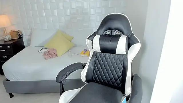 anny rouse24 online show from April 1, 2026, 2:34 am