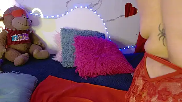 juanitared online show from October 17, 2025, 12:01 am