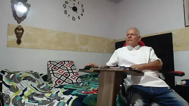 Snapshot of VALENTINO1983_ chatting on July 5, 2026, 9:44 pm VALENTINO1983 online show from July 5, 2026, 9:44 pm