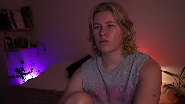 moonamii online show from December 18, 2025, 6:25 pm