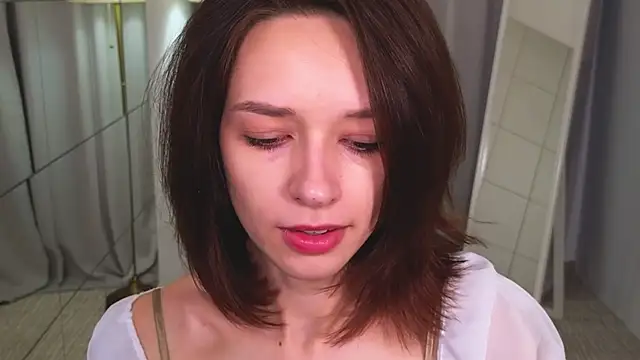 VivianLy  online show from December 27, 2024, 11:28 am