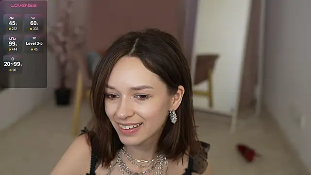 VivianLy  online show from January 3, 2025, 11:14 am