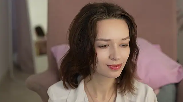 VivianLy  online show from January 19, 2025, 7:36 am