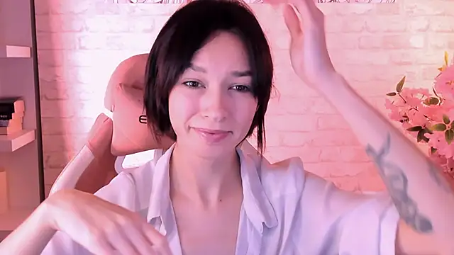 VivianLy  online show from January 10, 2026, 11:01 am