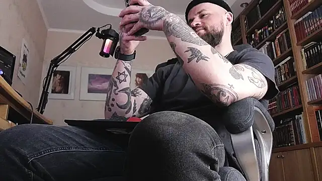 Snapshot of FindomJason chatting on April 16, 2026, 6:47 am FindomJason online show from April 16, 2026, 6:47 am