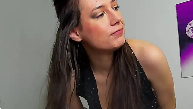 JuliaHunts online show from November 24, 2025, 5:40 am