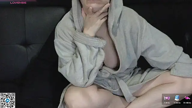 Mia G0ld online show from November 12, 2025, 2:28 pm