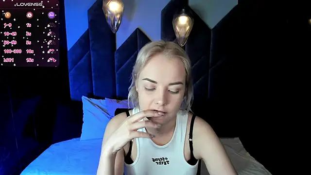 Snapshot of StephanieSweety chatting on February 18, 2025, 1:44 pm StephanieSweety online show from February 18, 2025, 1:44 pm