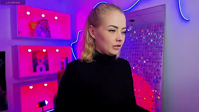 StephanieSweety online show from April 18, 2026, 6:12 pm