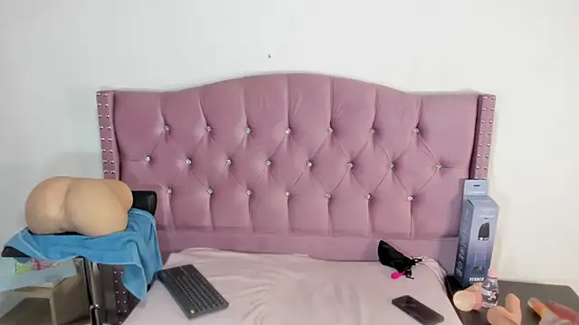 StefanyMiler online show from November 25, 2025, 8:20 pm