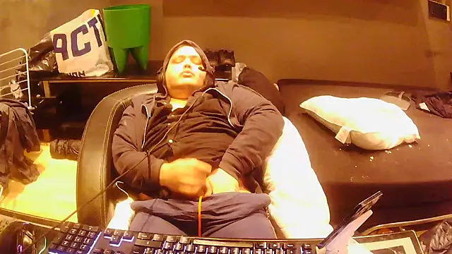 Snapshot of Bebemickey75 chatting on November 23, 2025, 4:40 pm Bebemickey75 online show from November 23, 2025, 4:40 pm