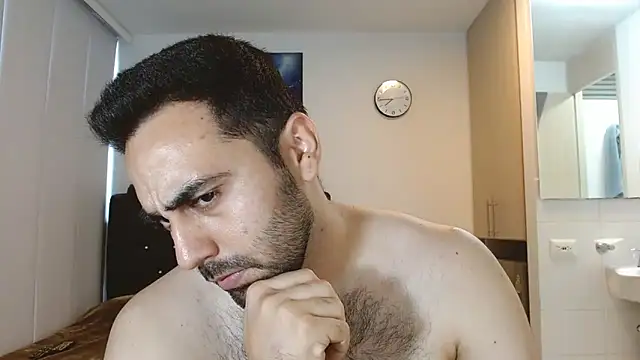omarmohammedhot2 online show from December 17, 2024, 2:33 pm