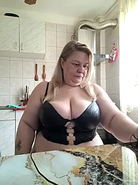 Snapshot of AriannaMilf chatting on March 29, 2026, 8:25 am AriannaMilf online show from March 29, 2026, 8:25 am