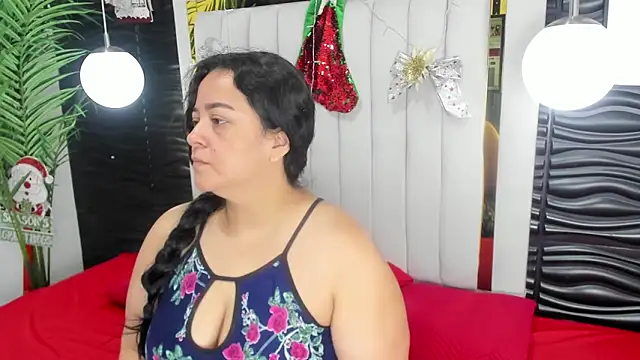 Snapshot of lucia_vonne_ chatting on December 14, 2024, 11:29 am lucia vonne online show from December 14, 2024, 11:29 am