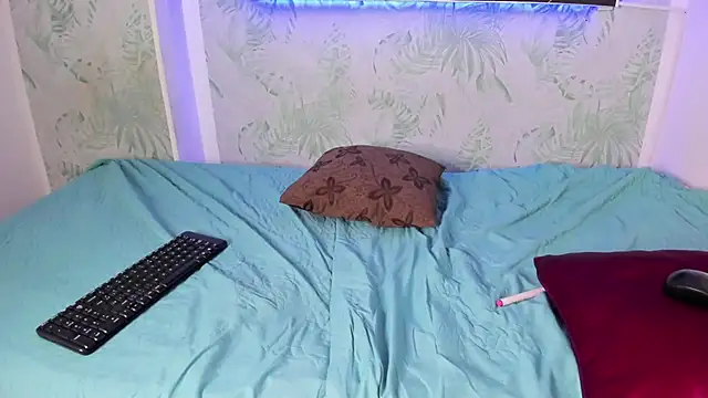 yungelitamor  online show from March 23, 2025, 7:42 am