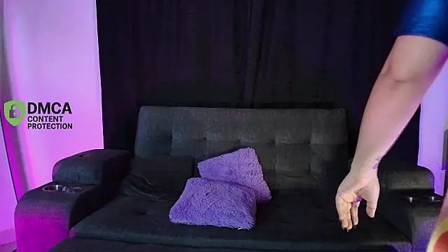 yungelitamor  online show from March 9, 2026, 5:33 am