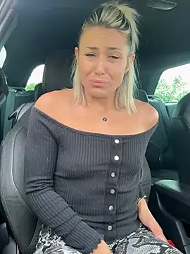 petrouchkaaa  online show from April 12, 2026, 8:30 am