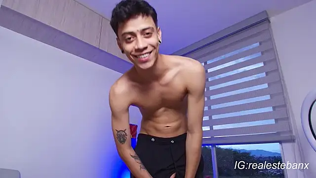 Esteban Knight online show from October 15, 2025, 10:32 pm