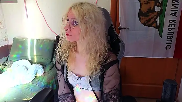 Lori Myaf online show from April 14, 2026, 2:12 pm