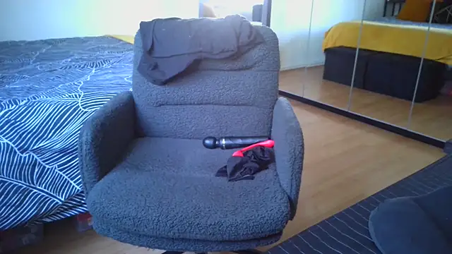 sarametisse26 online show from April 9, 2026, 7:03 am