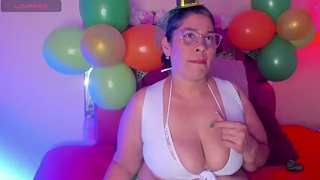 Snapshot of desire_matture chatting on March 17, 2025, 8:19 pm desire matture online show from March 17, 2025, 8:19 pm