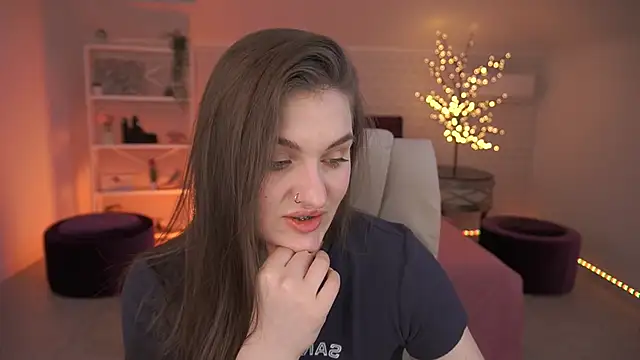 Snapshot of EmmyCharmm chatting on April 26, 2026, 5:49 am EmmyCharmm online show from April 26, 2026, 5:49 am