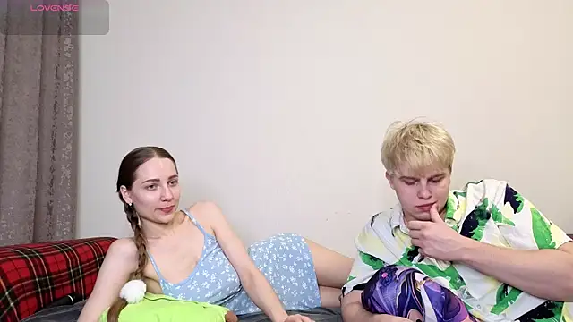 Emily and Ilumi online show from February 5, 2026, 6:12 pm