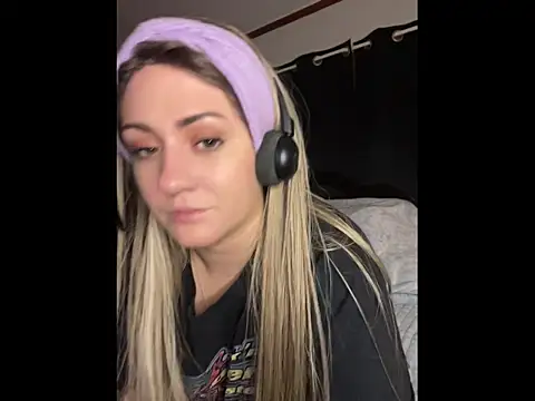 MimiLiciax online show from May 18, 2026, 3:35 am