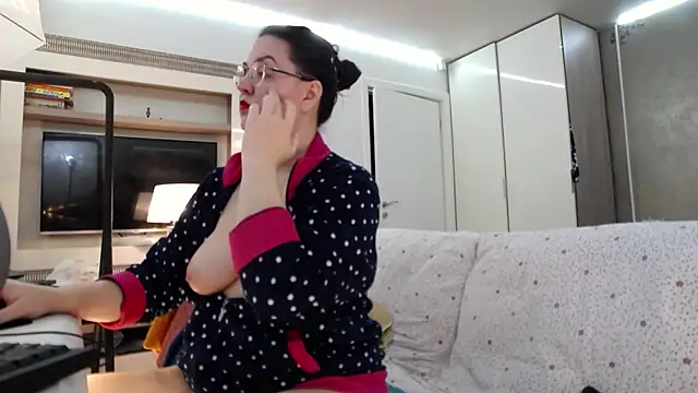 ILoveToFeelU online show from June 18, 2026, 2:12 am