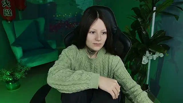 VeliraBraitberg online show from December 13, 2024, 5:05 am