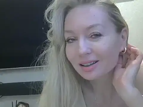 Snapshot of ZarinaSwift chatting on February 1, 2025, 4:35 am ZarinaSwift online show from February 1, 2025, 4:35 am