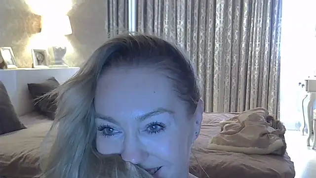 Snapshot of ZarinaSwift chatting on October 19, 2025, 4:46 am ZarinaSwift online show from October 19, 2025, 4:46 am