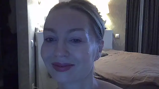 Snapshot of ZarinaSwift chatting on October 22, 2025, 4:24 am ZarinaSwift online show from October 22, 2025, 4:24 am