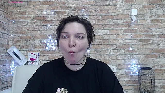 Amelia Kiss  online show from February 9, 2026, 12:58 am