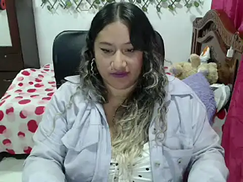 EmilyLove1014 online show from December 2, 2024, 1:25 am