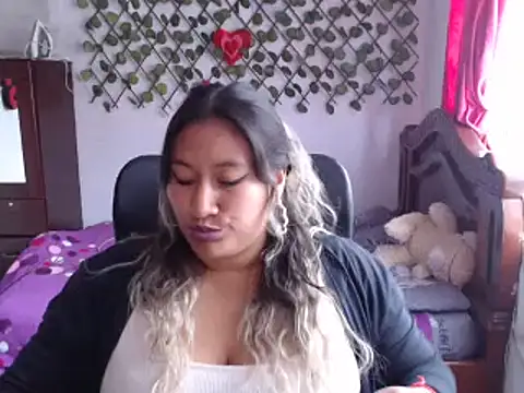 EmilyLove1014 online show from December 9, 2024, 8:33 pm