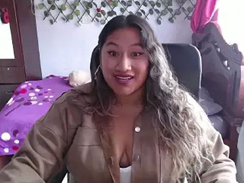 EmilyLove1014 online show from December 10, 2024, 7:54 pm