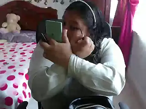 EmilyLove1014 online show from January 10, 2025, 8:48 pm