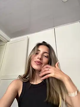 Snapshot of IsadoraGalle_ chatting on April 24, 2026, 7:49 pm IsadoraGalle online show from April 24, 2026, 7:49 pm