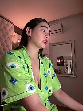 Snapshot of ZarahEvans chatting on February 15, 2025, 8:33 pm ZarahEvans online show from February 15, 2025, 8:33 pm