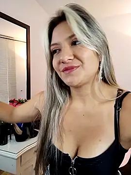 valeriahunter1 online show from February 12, 2025, 9:11 pm