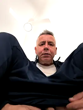 Snapshot of parejamlga58 chatting on March 9, 2026, 10:52 am parejamlga58 online show from March 9, 2026, 10:52 am