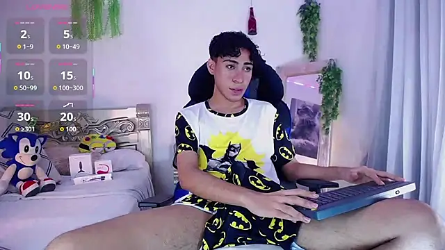 Snapshot of huge_armound chatting on October 10, 2025, 3:27 am huge armound online show from October 10, 2025, 3:27 am