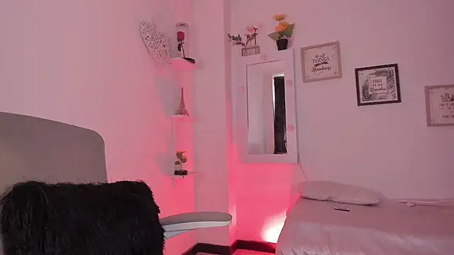  Caroliinee  online show from September 10, 2025, 5:24 pm